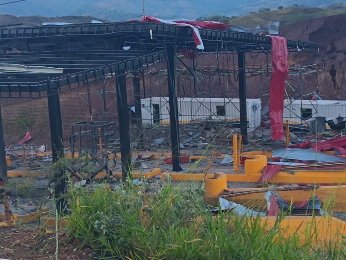 Peaje destruido en Colombia, uno de los ataques armados tras la toma de posesión de Abelardo de la Espriella. Foto La Hora: X de Última Hora Caracol