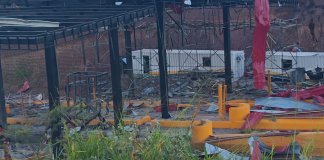 Peaje destruido en Colombia, uno de los ataques armados tras la toma de posesión de Abelardo de la Espriella. Foto La Hora: X de Última Hora Caracol