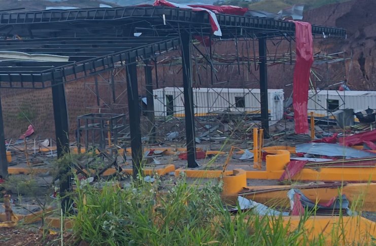Peaje destruido en Colombia, uno de los ataques armados tras la toma de posesión de Abelardo de la Espriella. Foto La Hora: X de Última Hora Caracol