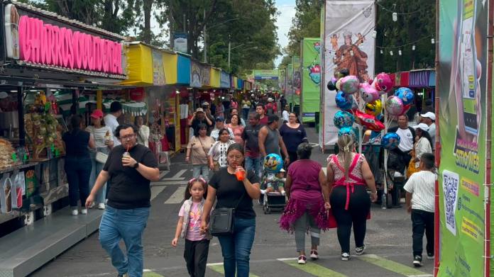 Vecinos caminando en la entrada de la feria de Jocotenango Con el inicio de la Feria de Jocotenango 2026, el Ministerio de Salud Pública y Asistencia Social (MSPAS) compartió algunas recomendaciones para prevenir infecciones intestinales e intoxicaciones. Foto La Hora: Daniel Ramírez.