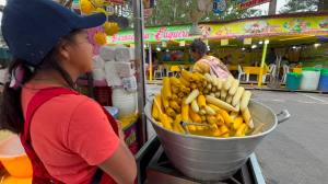 Cientos de personas asisten a la Feria de Jocotenango para probar los platillos y dulces típicos. Foto La Hora: Daniel Ramírez.