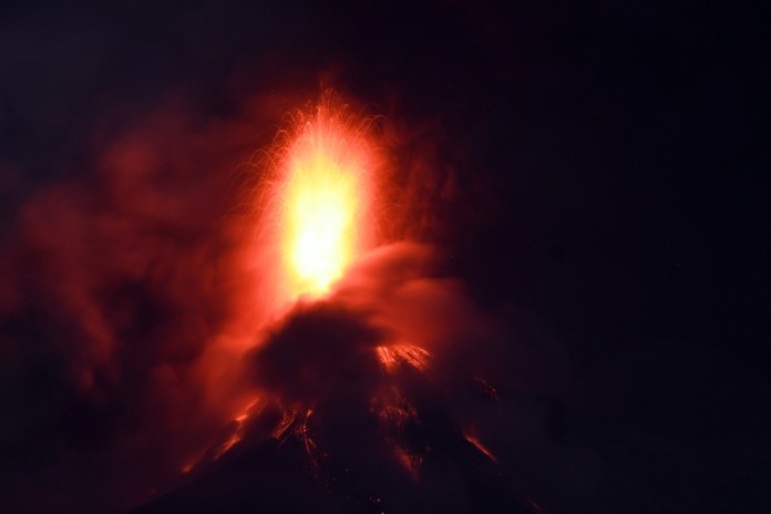 AME5821. ALOTENANGO (GUATEMALA), 04/08/2026.- Fotografía que muestra el volcán de Fuego en erupción este martes, en Alotenango a 65 kilometros al suroeste de Ciudad de Guatemala (Guatemala). La Coordinadora Nacional para la Reducción de Desastres (Conred) detalló que fueron evacuadas al menos dos aldeas, El Porvenir y Las Lajitas, que se encuentran en las faldas del coloso. EFE/ Alex Cruz