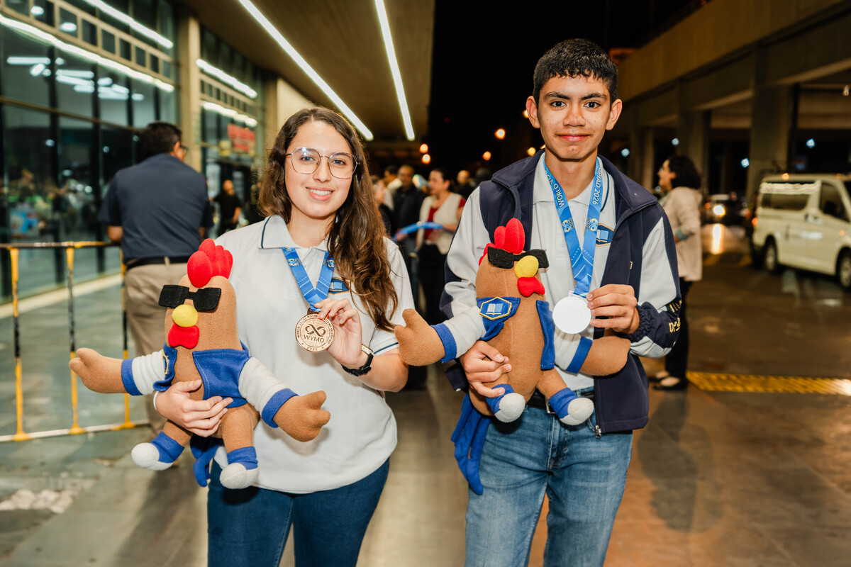 Estudiantes del Colegio Castillo Córdova obtuvieron medallas en competencias internacionales de matemáticas. Foto: Cortesía Colegio Castillo Córdova.