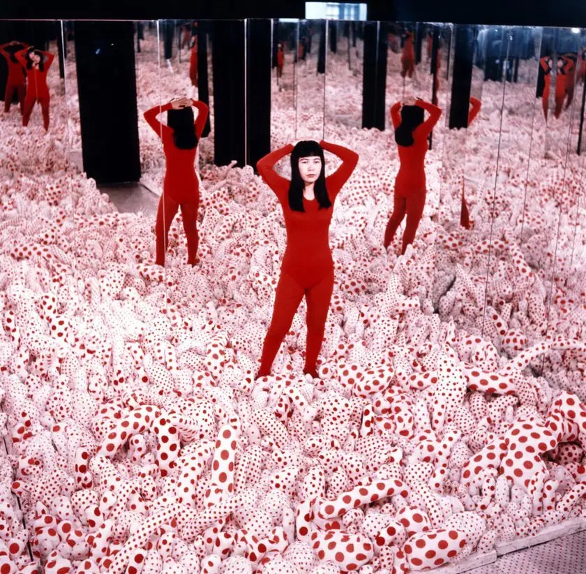 Yayoi Kusama en su cuarto infinito de espejos en 1965 / Phalli’s Field. Foto La Hora: Tate UK