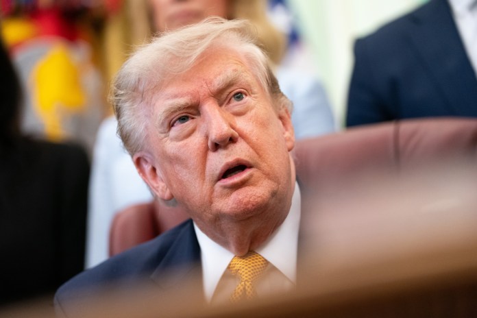 El presidente Donald Trump habla durante una ceremonia de firma de una orden ejecutiva en el Despacho Oval de la Casa Blanca, en Washington D. C. Foto La Hora: EFE