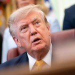 El presidente Donald Trump habla durante una ceremonia de firma de una orden ejecutiva en el Despacho Oval de la Casa Blanca, en Washington D. C. Foto La Hora: EFE