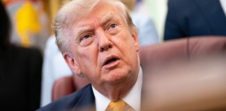 El presidente Donald Trump habla durante una ceremonia de firma de una orden ejecutiva en el Despacho Oval de la Casa Blanca, en Washington D. C. Foto La Hora: EFE