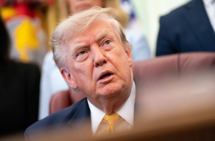 El presidente Donald Trump habla durante una ceremonia de firma de una orden ejecutiva en el Despacho Oval de la Casa Blanca, en Washington D. C. Foto La Hora: EFE