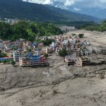 Vista aérea de viviendas dañadas en Trishuli Bazar tras una inundación repentina, en el distrito de Nuwakot, Nepal, 26 de agosto de 2026. Foto La Hora: EFE
