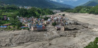 Vista aérea de viviendas dañadas en Trishuli Bazar tras una inundación repentina, en el distrito de Nuwakot, Nepal, 26 de agosto de 2026. Foto La Hora: EFE