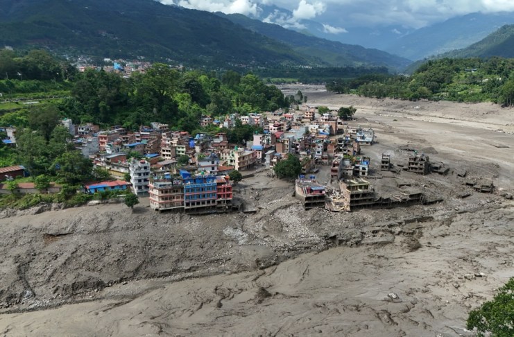 Vista aérea de viviendas dañadas en Trishuli Bazar tras una inundación repentina, en el distrito de Nuwakot, Nepal, 26 de agosto de 2026. Foto La Hora: EFE
