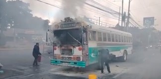 Bus se incendia en Carretera a El Salvador y causa complicaciones en el tráfico según PMT El tráfico en Carretera a El Salvador se vio interrupido por unos minutos luego que un bus se haya incendiado en Santa Catarina Pinula.