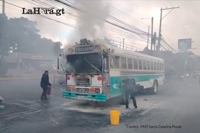 a871aa30-25b0-4bd7-96c2-f5883e5fb975 El tráfico en Carretera a El Salvador se vio interrupido por unos minutos luego que un bus se haya incendiado en Santa Catarina Pinula.
