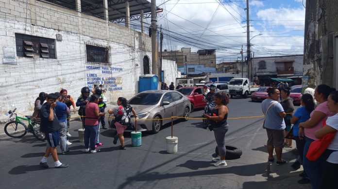 Vecinos bloquean salida de colonia El Milagro, zona 6 de Mixco, por falta de agua. Foto La Hora: Cortesía.