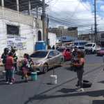 Vecinos bloquean salida de colonia El Milagro, zona 6 de Mixco, por falta de agua. Foto La Hora: Cortesía.