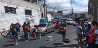 Vecinos bloquean salida de colonia El Milagro, zona 6 de Mixco, por falta de agua. Foto La Hora: Cortesía.