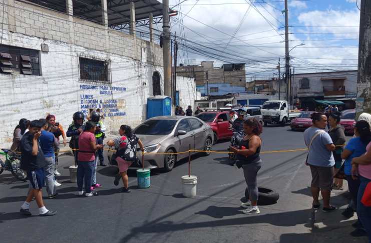 Vecinos bloquean salida de colonia El Milagro, zona 6 de Mixco, por falta de agua. Foto La Hora: Cortesía.