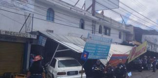 Accidente de tránsito registrado en el bulevar principal en Ciudad Quetzal. Foto La Hora: Asonbomd
