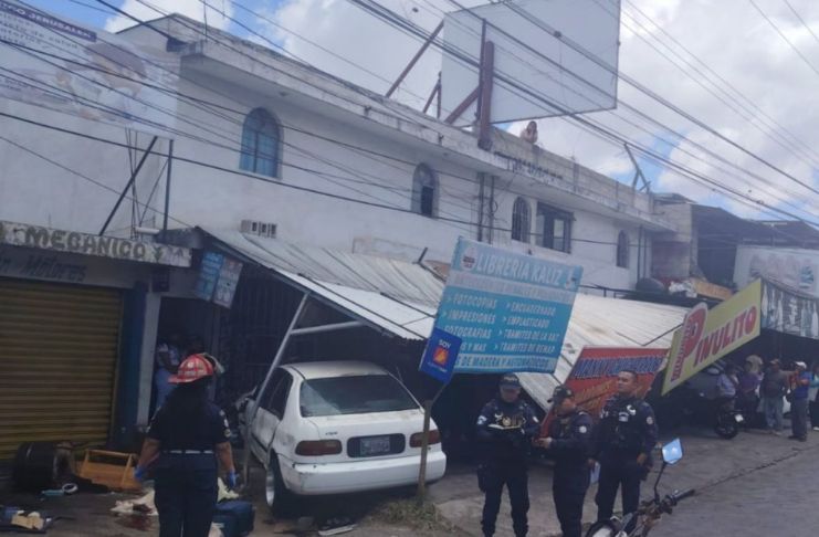 Accidente de tránsito registrado en el bulevar principal en Ciudad Quetzal. Foto La Hora: Asonbomd