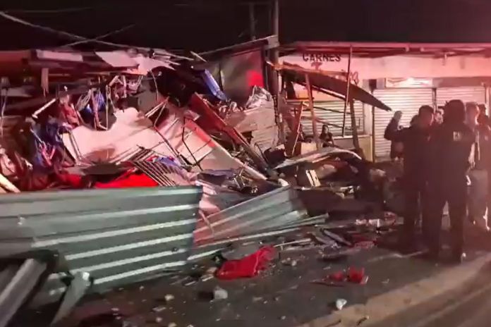 Un fuerte accidente ocurrió en Villa Nueva y dejó varios locales del mercado destruidos.