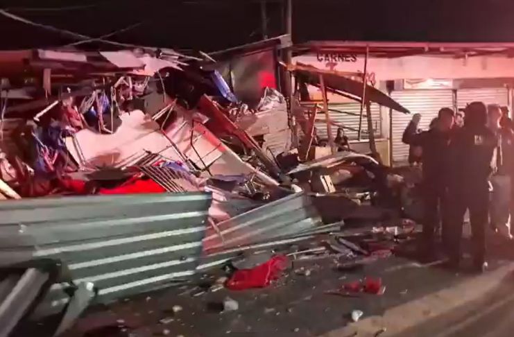 Un fuerte accidente ocurrió en Villa Nueva y dejó varios locales del mercado destruidos.