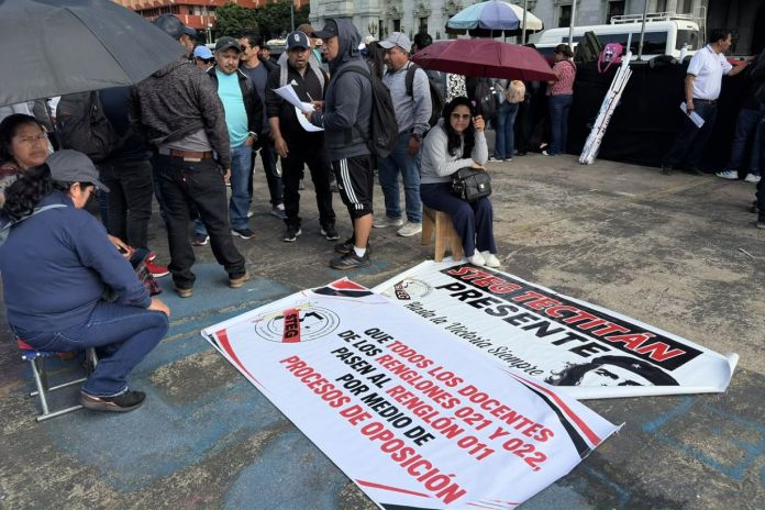 acevedo plaza de la constitucion La concentración de maestros afiliados al STEG fue en la Plaza de la Constitución y luego se dirigieron al Congreso. Foto La Hora: STEG/FB