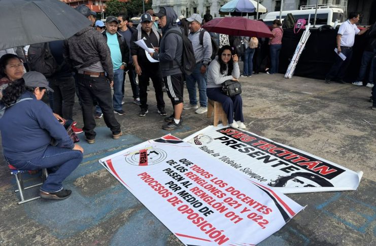 La concentración de maestros afiliados al STEG fue en la Plaza de la Constitución y luego se dirigieron al Congreso. Foto La Hora: STEG/FB