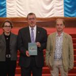 Exiliados guatemlatecos entregaron un informe sobre vivencias y soluciones al gobierno de Guatemala.
