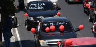Taxistas se manifestaron el pasado 24 de julio para exigir medidas ante el alza de los combustibles, una protesta horas antes de que el Gobierno anunciara un nuevo subsidio que sigue pendiente de aprobación en el Congreso. Foto La Hora: Daniel Ramírez.