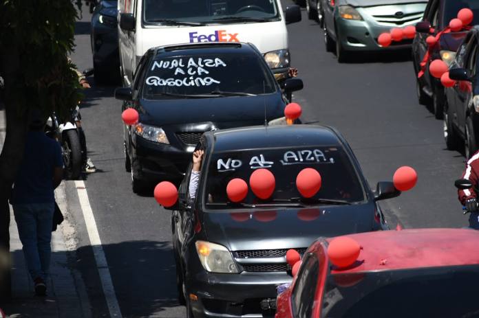 alZA Taxistas se manifestaron el pasado 24 de julio para exigir medidas ante el alza de los combustibles, una protesta horas antes de que el Gobierno anunciara un nuevo subsidio que sigue pendiente de aprobación en el Congreso. Foto La Hora: Daniel Ramírez.