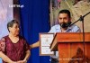 Directora reclama a alcalde por no asistir a acto escolar; luego aparece y recibe reconocimiento