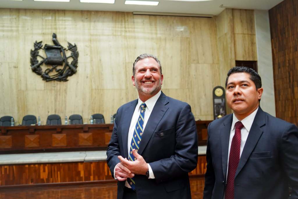 Roberto Arzú y David Pineda, en 2023, previo a una audiencia por el rechazo a su inscripción. Foto La Hora: Roberto Arzú