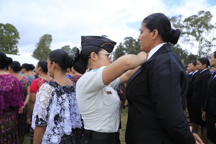 Decenas se enfilan para ingresar a la Policía Nacional Civil este 15 de agosto. Foto: Ministerio de Gobernación.