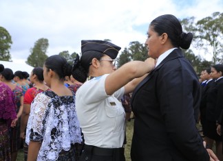 Decenas se enfilan para ingresar a la Policía Nacional Civil este 15 de agosto. Foto: Ministerio de Gobernación.