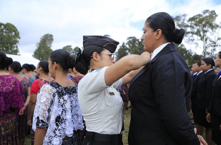 Decenas se enfilan para ingresar a la Policía Nacional Civil este 15 de agosto. Foto: Ministerio de Gobernación.