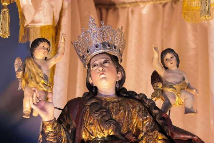 Un cuarto de siglo ha transcurrido desde que se registró el robo de la Corona de la Virgen de la Asunción sin que a la fecha se logre dar con su paradero. Foto La Hora: Pastoral de Religiosidad Popular La Asunción