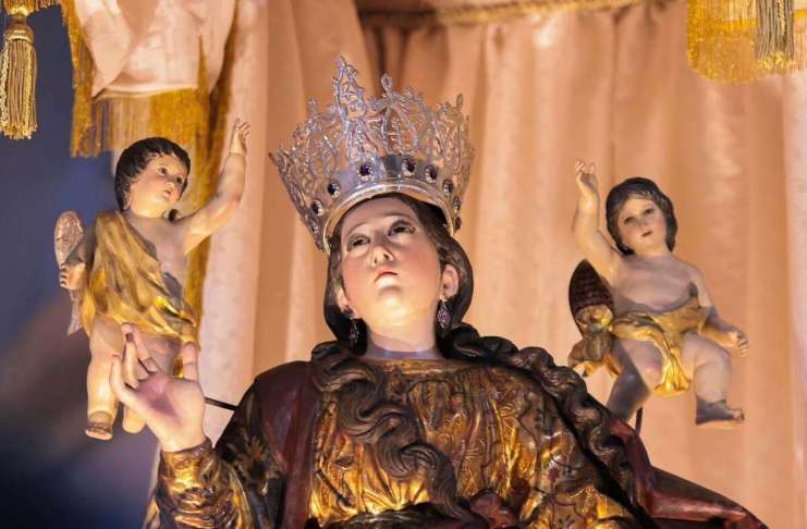 Un cuarto de siglo ha transcurrido desde que se registró el robo de la Corona de la Virgen de la Asunción sin que a la fecha se logre dar con su paradero. Foto La Hora: Pastoral de Religiosidad Popular La Asunción