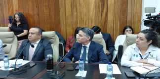 El subdirector de gestión de ANI, Marco Dubón, y el gerente general de Convía, Rafael Rojas, acuden a citación con el diputado Juan Carlos Rivera, por la autopista de Escuintla a Puerto Quetzal. Foto: La Hora