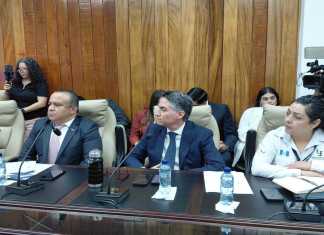 El subdirector de gestión de ANI, Marco Dubón, y el gerente general de Convía, Rafael Rojas, acuden a citación con el diputado Juan Carlos Rivera, por la autopista de Escuintla a Puerto Quetzal. Foto: La Hora