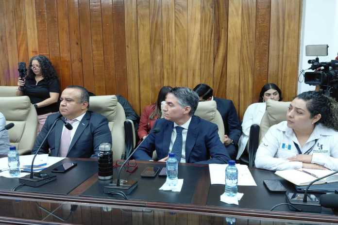 autopistaniconvia El subdirector de gestión de ANI, Marco Dubón, y el gerente general de Convía, Rafael Rojas, acuden a citación con el diputado Juan Carlos Rivera, por la autopista de Escuintla a Puerto Quetzal. Foto: La Hora