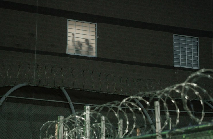 Activistas denuncian «mentiras de ICE» tras muerte de salvadoreño detenido en Nueva Jersey Fotografía de archivo de un centro de detención de migrantes de ICE en EE. UU. Foto La Hora: EFE