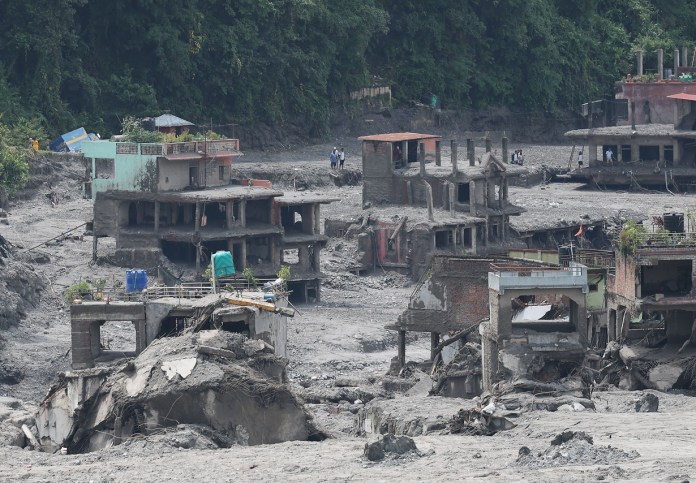 Nepal mantiene las labores de rescate mientras crece el caudal del río en una zona golpeada por una riada.