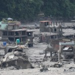 Nepal mantiene las labores de rescate mientras crece el caudal del río en una zona golpeada por una riada.