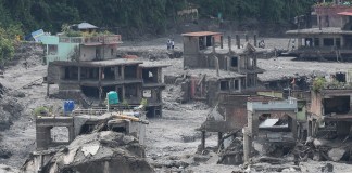 Nepal mantiene las labores de rescate mientras crece el caudal del río en una zona golpeada por una riada.
