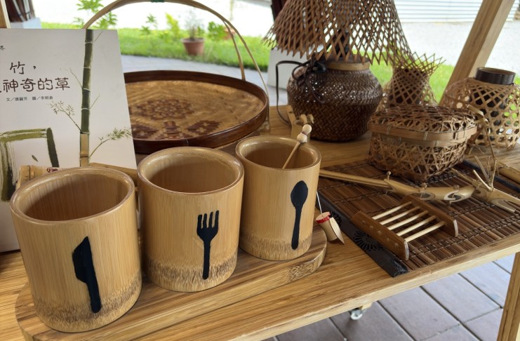 Bambú, una planta que puede convertirse en muebles, juguetes y hasta casas.
