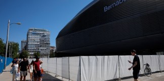 Vista de la fachada que da al Paseo de la Castellana del estadio del Real Madrid en la que se lee Bernabéu. Foto La Hora: EFE