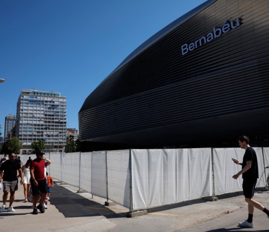 Vista de la fachada que da al Paseo de la Castellana del estadio del Real Madrid en la que se lee Bernabéu. Foto La Hora: EFE