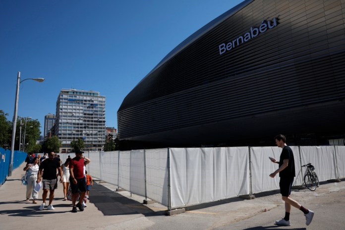 El Real Madrid ya luce el nombre de 'Bernabéu' en la fachada de su estadio Vista de la fachada que da al Paseo de la Castellana del estadio del Real Madrid en la que se lee Bernabéu. Foto La Hora: EFE