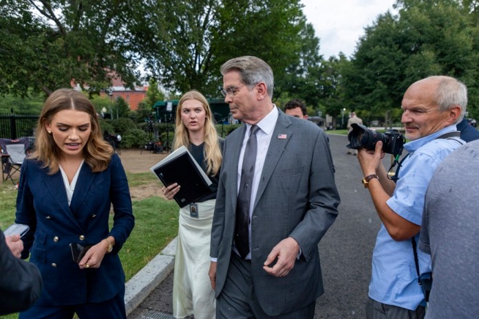 US Treasury Secretary Scott Bessent talks to reporters outside the White House El secretario del Tesoro de Estados Unidos, Scott Bessent, dijo este jueves que Washington aumentará aún más su recompra de deuda nacional. Foto La Hora: EFE