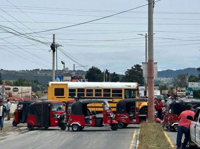 Se reportan bloqueos en Cuatro Caminos, Totonicapán, así como en el ingreso al sector La Morería, San Cristóbal Totonicapán.